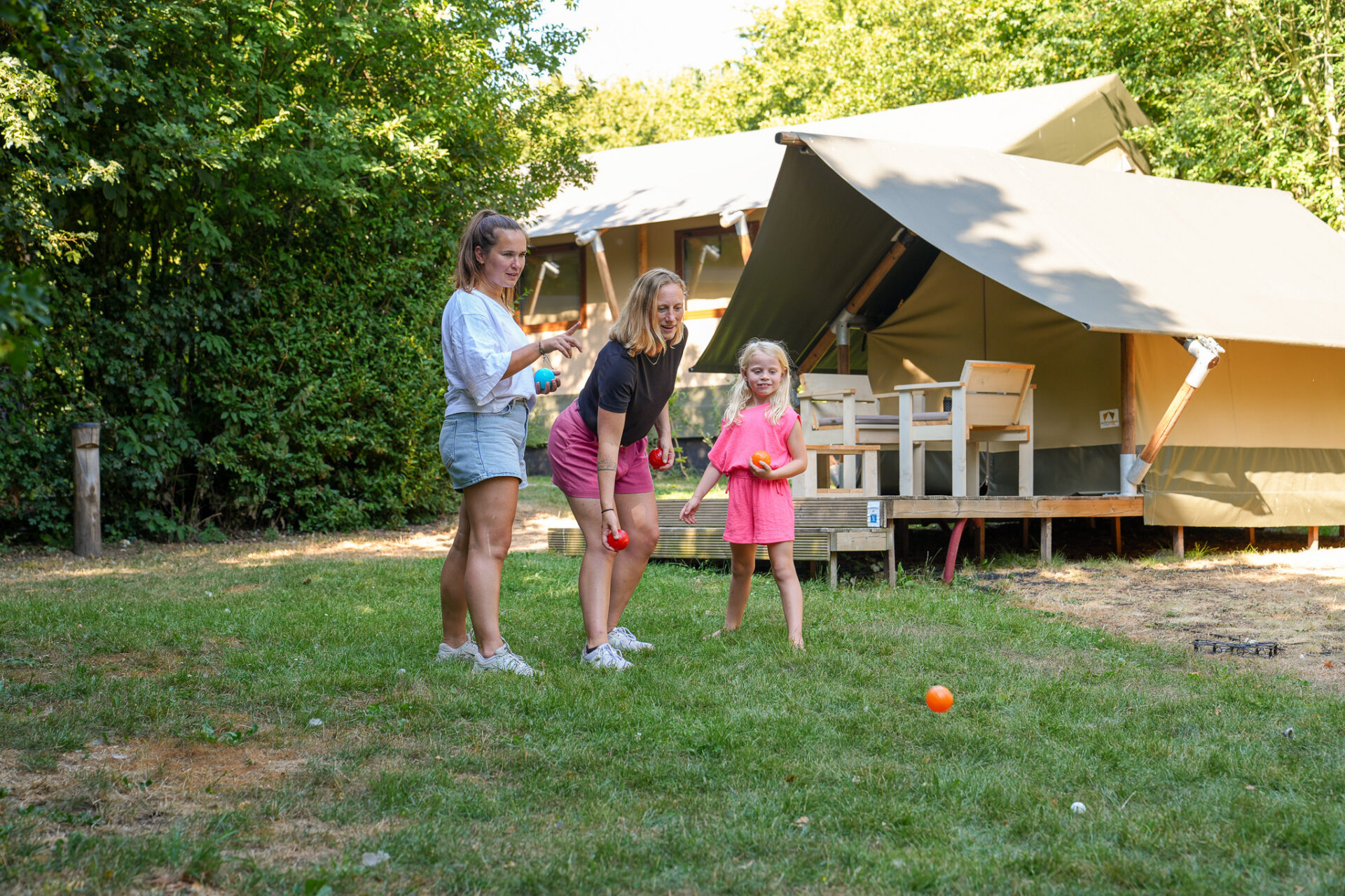 Een gezin speelt petanque bij Urban Gardens Ieper