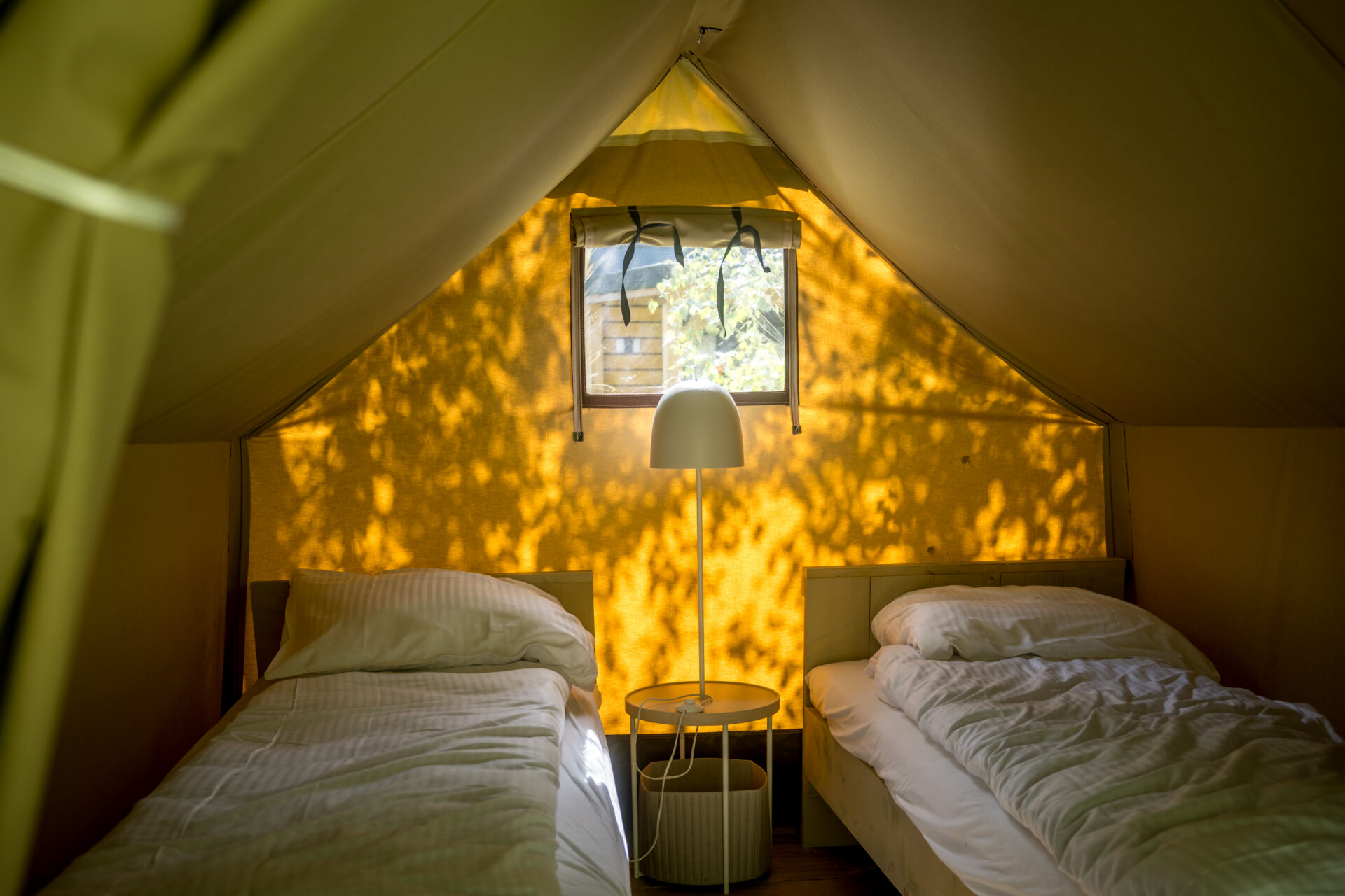 Binnenkant van de mini glampingtent bij Urban Gardens Ieper